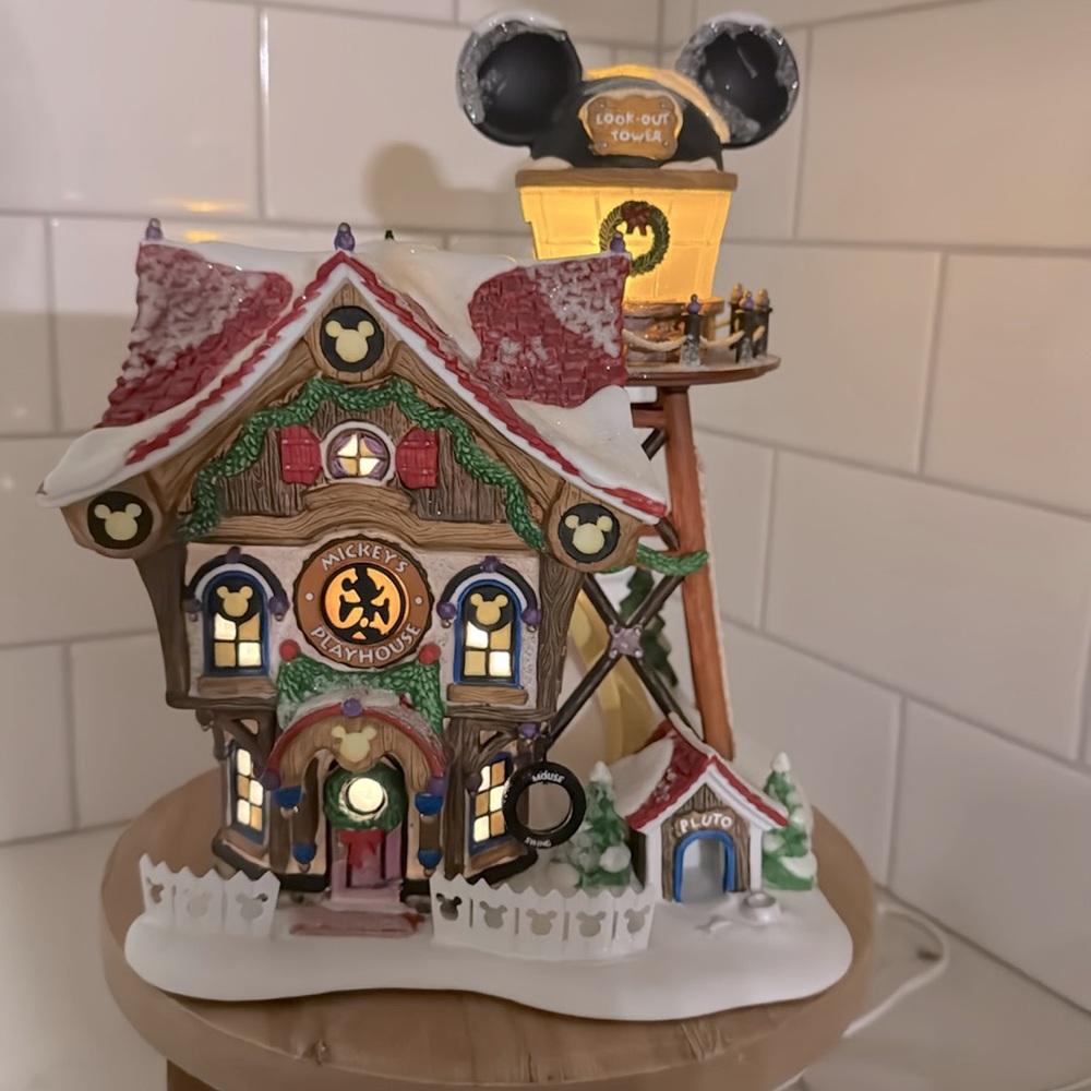 ❤️🎄❤️ Dept 56 | Mickey’s North Pole Holiday House | North Pole Series ❤️🎄❤️ - Picture 2 of 14